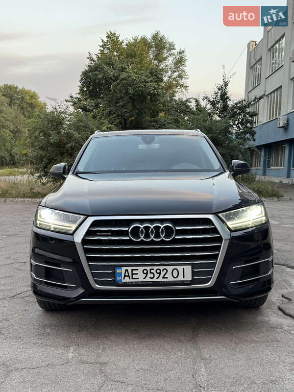 Внедорожник / Кроссовер Audi Q7 2015 в 
