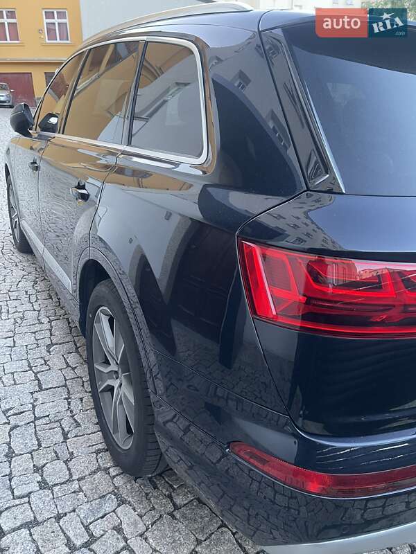 Позашляховик / Кросовер Audi Q7 2017 в Сваляві