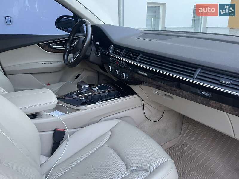 Позашляховик / Кросовер Audi Q7 2017 в Сваляві
