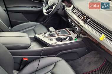 Позашляховик / Кросовер Audi Q7 2018 в 