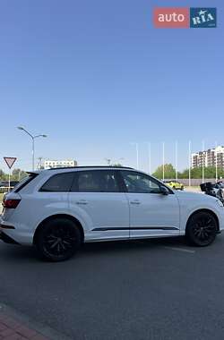 Позашляховик / Кросовер Audi Q7 2022 в 