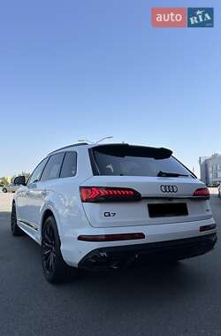Позашляховик / Кросовер Audi Q7 2022 в 