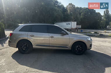 Позашляховик / Кросовер Audi Q7 2018 в 
