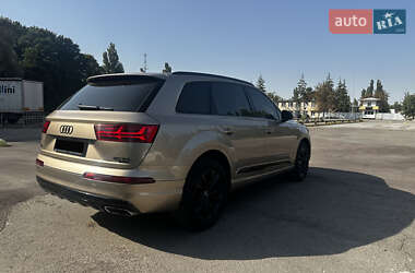 Позашляховик / Кросовер Audi Q7 2018 в 