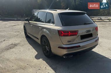 Позашляховик / Кросовер Audi Q7 2018 в 