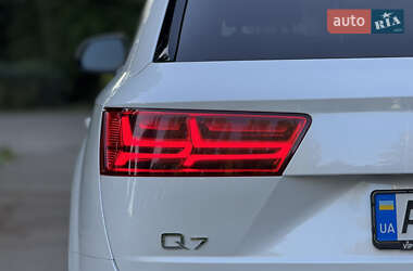 Позашляховик / Кросовер Audi Q7 2016 в 