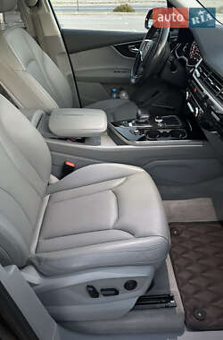 Позашляховик / Кросовер Audi Q7 2016 в 