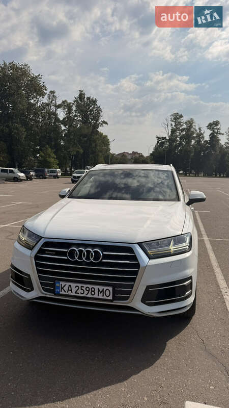 Внедорожник / Кроссовер Audi Q7 2017 в 