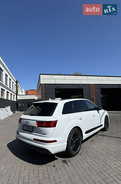 Внедорожник / Кроссовер Audi Q7 2017 в 