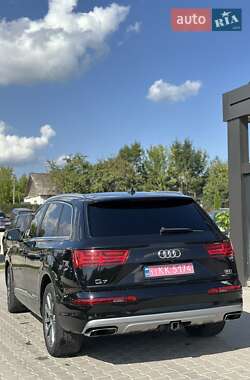 Позашляховик / Кросовер Audi Q7 2017 в 