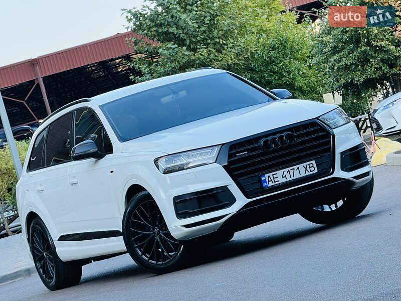 Позашляховик / Кросовер Audi Q7 2016 в 