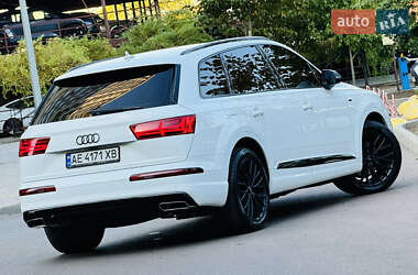 Позашляховик / Кросовер Audi Q7 2016 в 