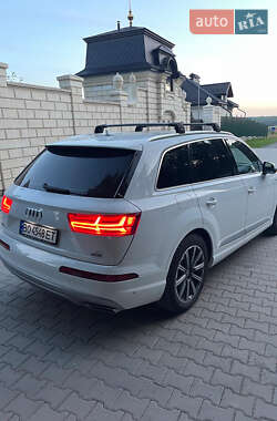 Внедорожник / Кроссовер Audi Q7 2015 в 