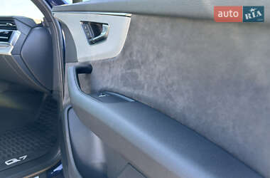 Позашляховик / Кросовер Audi Q7 2021 в 