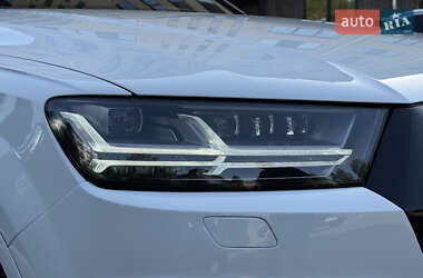 Внедорожник / Кроссовер Audi Q7 2016 в 