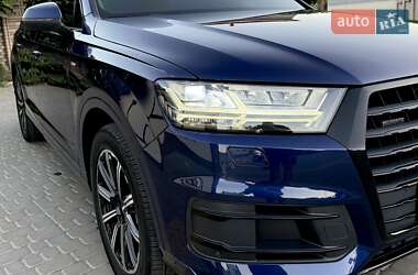 Позашляховик / Кросовер Audi Q7 2019 в 