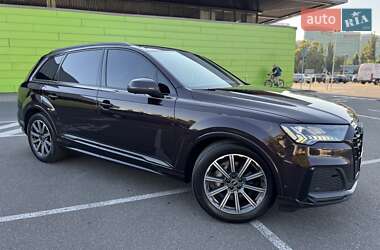 Позашляховик / Кросовер Audi Q7 2022 в 
