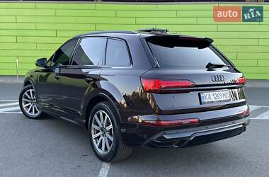 Позашляховик / Кросовер Audi Q7 2022 в 