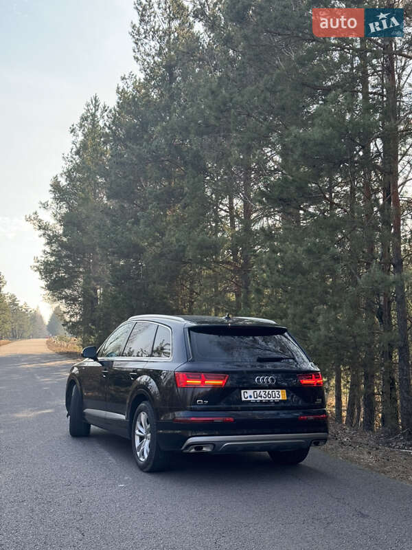 Внедорожник / Кроссовер Audi Q7 2017 в Рокитном
