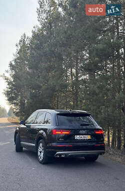 Внедорожник / Кроссовер Audi Q7 2017 в 