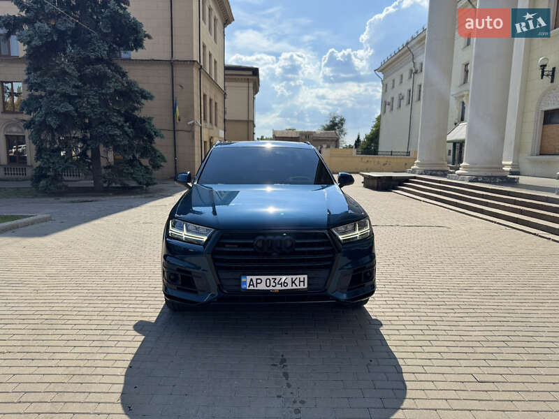 Позашляховик / Кросовер Audi Q7 2018 в 