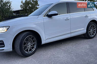 Позашляховик / Кросовер Audi Q7 2019 в 