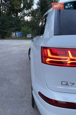 Позашляховик / Кросовер Audi Q7 2019 в 