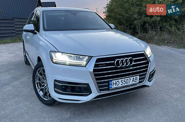 Позашляховик / Кросовер Audi Q7 2019 в 