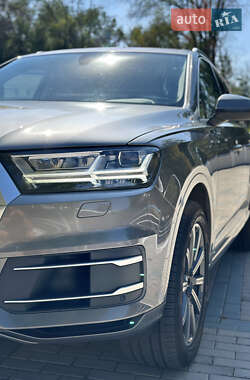 Позашляховик / Кросовер Audi Q7 2015 в 