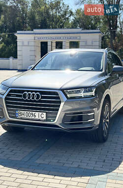 Позашляховик / Кросовер Audi Q7 2015 в 