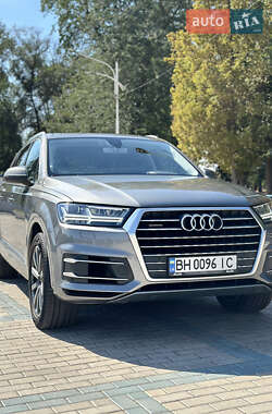 Позашляховик / Кросовер Audi Q7 2015 в 