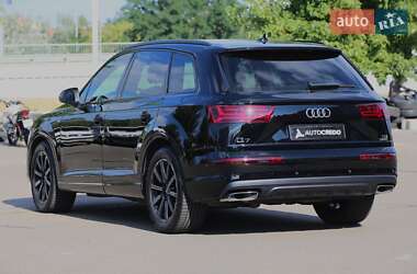 Позашляховик / Кросовер Audi Q7 2017 в 