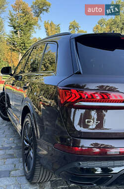 Позашляховик / Кросовер Audi Q7 2020 в 