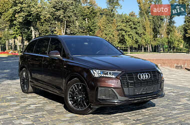 Позашляховик / Кросовер Audi Q7 2020 в 