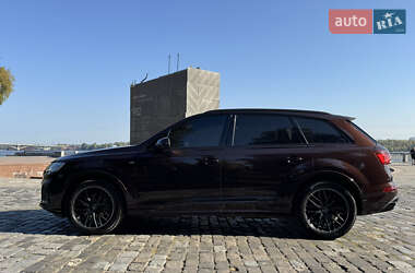 Позашляховик / Кросовер Audi Q7 2020 в 
