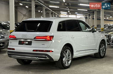Позашляховик / Кросовер Audi Q7 2021 в 