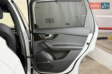 Позашляховик / Кросовер Audi Q7 2021 в 