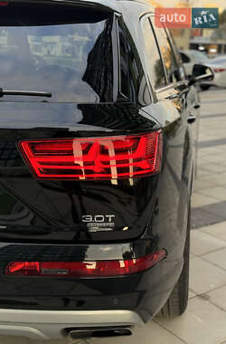 Позашляховик / Кросовер Audi Q7 2017 в 
