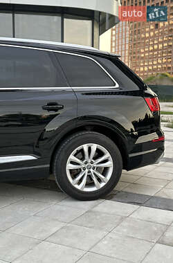 Позашляховик / Кросовер Audi Q7 2017 в 