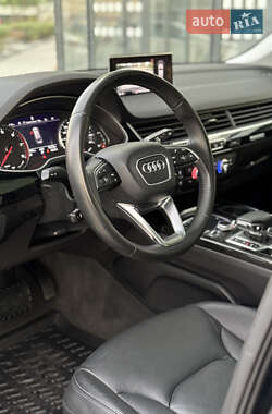 Позашляховик / Кросовер Audi Q7 2017 в 