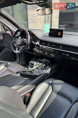 Позашляховик / Кросовер Audi Q7 2016 в 
