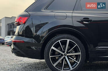 Позашляховик / Кросовер Audi Q7 2023 в 