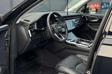 Позашляховик / Кросовер Audi Q7 2023 в 