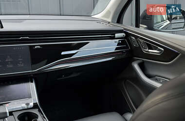 Позашляховик / Кросовер Audi Q7 2023 в 