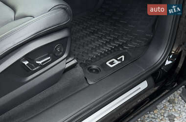 Позашляховик / Кросовер Audi Q7 2023 в 