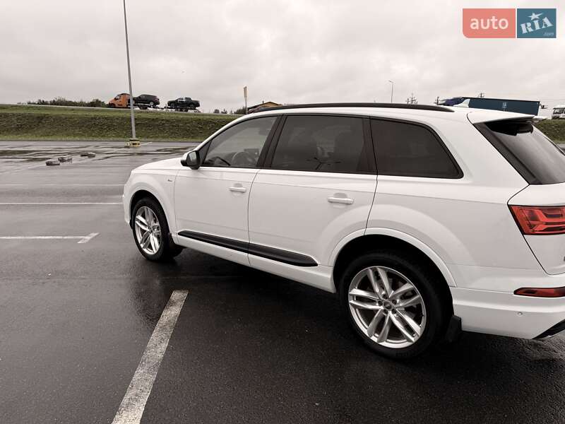 Позашляховик / Кросовер Audi Q7 2016 в Сиховому