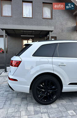 Внедорожник / Кроссовер Audi Q7 2017 в 