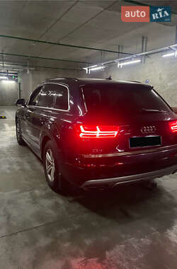 Внедорожник / Кроссовер Audi Q7 2015 в 