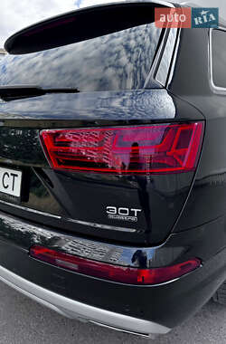 Внедорожник / Кроссовер Audi Q7 2016 в 