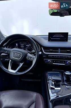Внедорожник / Кроссовер Audi Q7 2016 в 